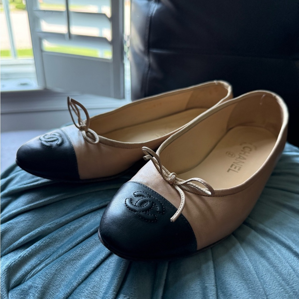 38.5 ballerina CHANEL Two-Tone Beige and Black Loafers